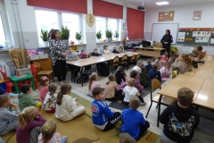 Spotkanie najmłodszych uczestników ruchu drogowego z policjantem