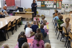 Spotkanie najmłodszych uczestników ruchu drogowego z policjantem