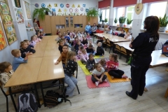 Spotkanie najmłodszych uczestników ruchu drogowego z policjantem