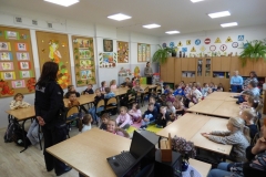 Spotkanie najmłodszych uczestników ruchu drogowego z policjantem