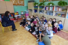 Spotkanie najmłodszych uczestników ruchu drogowego z policjantem