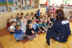 Spotkanie najmłodszych uczestników ruchu drogowego z policjantem