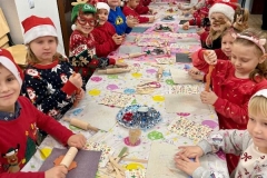 „Kreatywne Mikołajki – Artystyczna podróż zerówek”