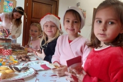 „Kreatywne Mikołajki – Artystyczna podróż zerówek”