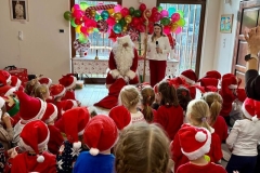 „Kreatywne Mikołajki – Artystyczna podróż zerówek”