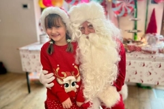 „Kreatywne Mikołajki – Artystyczna podróż zerówek”