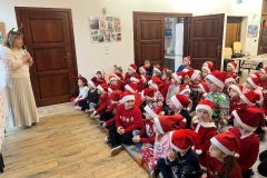 „Kreatywne Mikołajki – Artystyczna podróż zerówek”