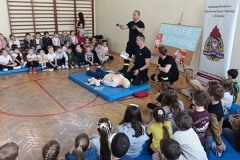Spotkanie z przedstawicielami Powiatowej Państwowej Straży Pożarnej w ramach innowacji pedagogicznej "Potrafię ratować"