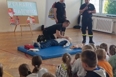 Spotkanie z przedstawicielami Powiatowej Państwowej Straży Pożarnej w ramach innowacji pedagogicznej "Potrafię ratować"
