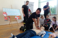 Spotkanie z przedstawicielami Powiatowej Państwowej Straży Pożarnej w ramach innowacji pedagogicznej "Potrafię ratować"
