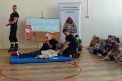 Spotkanie z przedstawicielami Powiatowej Państwowej Straży Pożarnej w ramach innowacji pedagogicznej "Potrafię ratować"