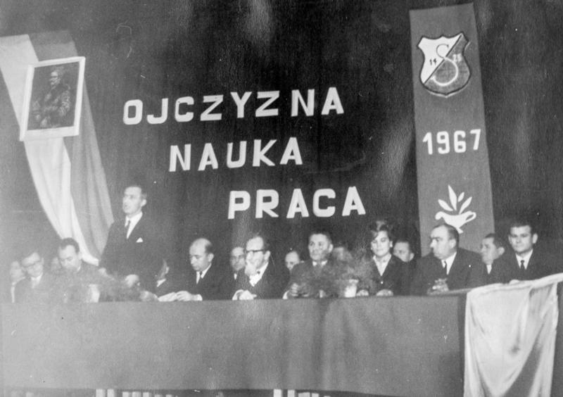 historyczne zdjęcie z uroczystości nadania szkole imienia Władysława Jagiełły