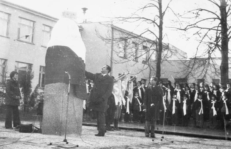 historyczne zdjecie przedstawiające odsłonięcie popiersia patrona szkoły – króla Władysława Jagiełły