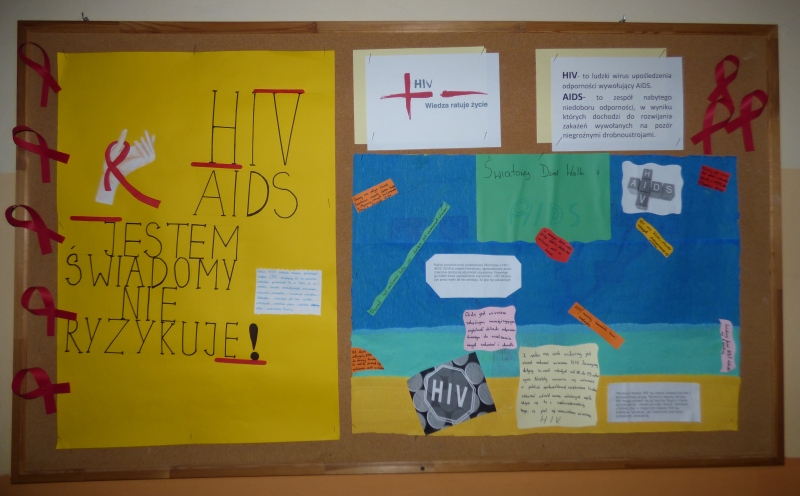 zdjęcie gabloty szkolnej z materiałami na temat HIV i AIDS