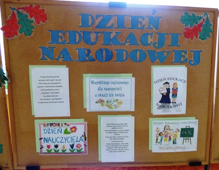 ekspozycja szkolna na temat Dnia Edukacji Narodowej