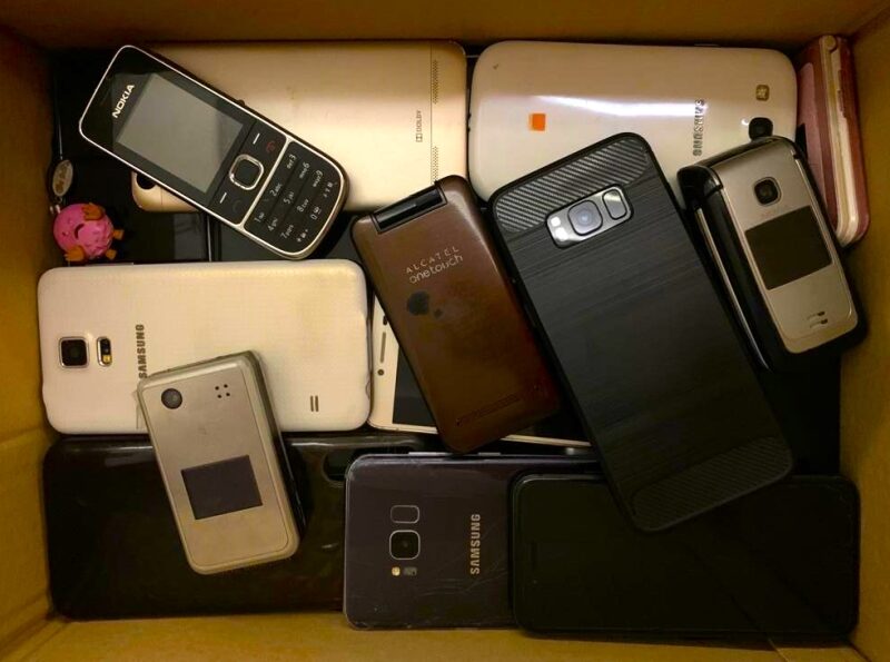 Zbiórka starych telefonów