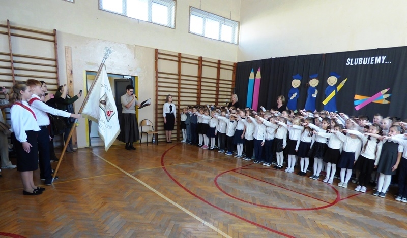 Ślubowanie klas pierwszych w Publicznej Szkole Podstawowej im. Władysława Jagiełły w Zwoleniu