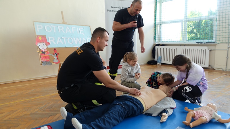 Spotkanie z przedstawicielami Powiatowej Państwowej Straży Pożarnej w ramach innowacji pedagogicznej "Potrafię ratować"