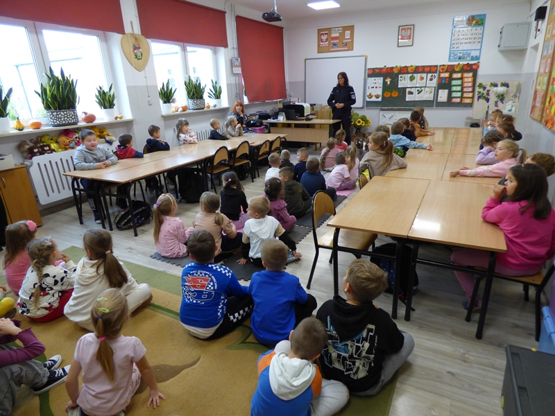 Spotkanie najmłodszych uczestników ruchu drogowego z policjantem