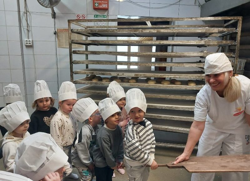 Przedszkolaki w piekarni