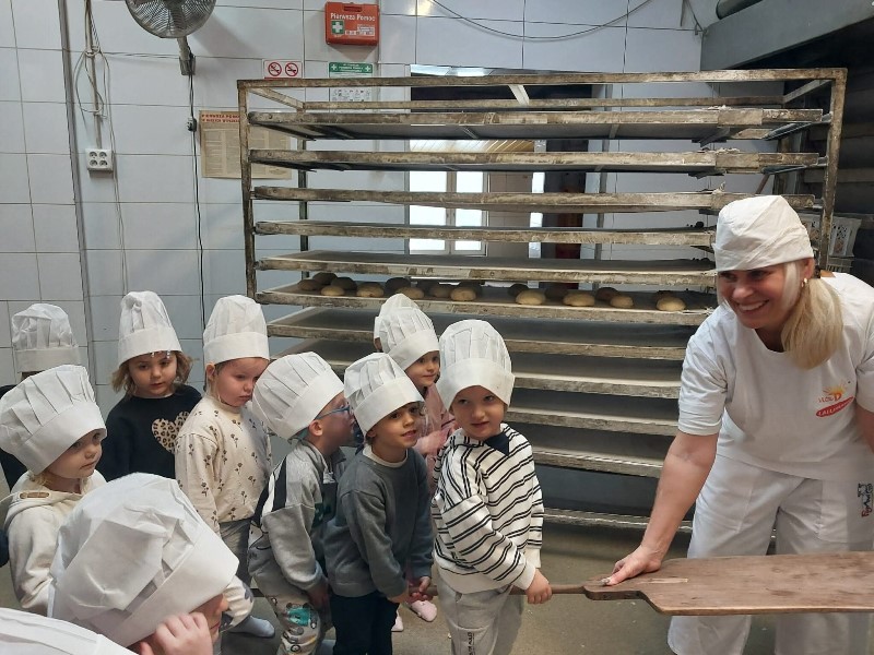 Przedszkolaki w piekarni