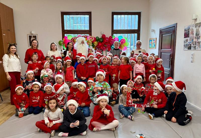 „Kreatywne Mikołajki – Artystyczna podróż zerówek”